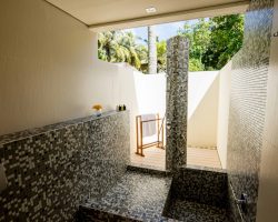 HIRKM-Bathroom-and-Rainshower-in-the-Garden-Beach-Villas
