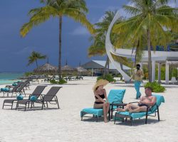 1_BEACH-WITH-MODELS-2